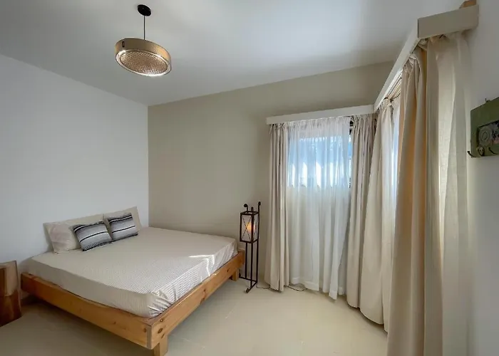 Stunning 6-bedroom Beachfront With Private Access In Villa *