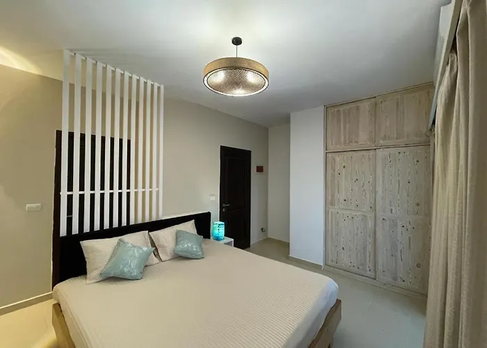 Stunning 6-bedroom Beachfront With Private Access In *