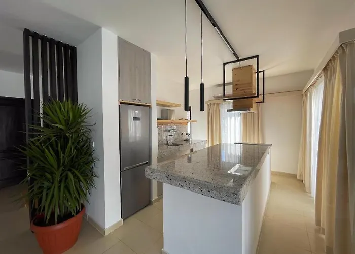 Stunning 6-bedroom Beachfront With Private Access In